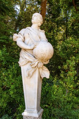 Reggia di Caserta 'daki heykel, Covid-19 acil durumu nedeniyle halka açıldı. Caserta Kraliyet Sarayı, dünyanın en büyük kraliyet konutlarından biri, UNESCO Dünya Mirası Alanı, Caserta, Campania, İtalya, Temmuz 2020