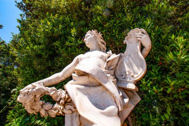 Reggia di Caserta 'daki heykel, Covid-19 acil durumu nedeniyle halka açıldı. Caserta Kraliyet Sarayı, dünyanın en büyük kraliyet konutlarından biri, UNESCO Dünya Mirası Alanı, Caserta, Campania, İtalya, Temmuz 2020