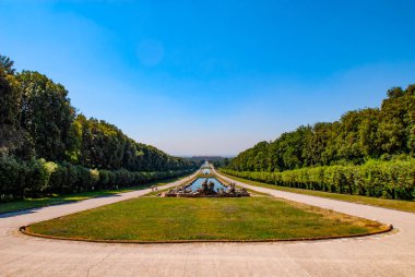 Reggia di Caserta manzarası, Covid-19 acil durumundan sonra halka açıldı, Caserta Kraliyet Sarayı, dünyanın en büyük kraliyet konutlarından biri, UNESCO Dünya Mirası Alanı, Caserta, Campania, İtalya, Temmuz 2020