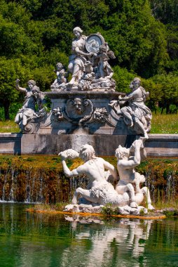  Reggia di Caserta Çeşmesi, Covid-19 acil durumundan sonra halka açıldı. Caserta Kraliyet Sarayı, dünyanın en büyük kraliyet konutlarından biri, UNESCO Dünya Mirası Alanı, Caserta, Campania, İtalya, Temmuz 2020