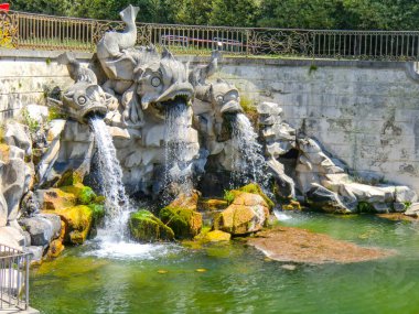 Reggia di Caserta 'daki fıskiyeler, Covid-19 acil durumu nedeniyle halka açıldı. Dünyadaki en büyük kraliyet konutlarından biri olan Caserta Kraliyet Sarayı UNESCO Dünya Mirası Alanı, Caserta, Campania, İtalya, Temmuz 2020