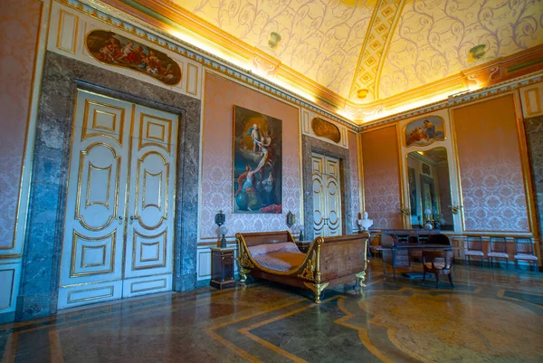 Reggia di Caserta 'daki kraliyet odaları, Caserta Kraliyet Sarayı, dünyanın en büyük kraliyet konutlarından biri, UNESCO Dünya Mirasları Alanı, Caserta, Campania, İtalya