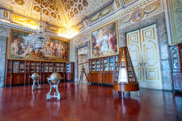 Reggia di Caserta 'daki kraliyet odaları, Caserta Kraliyet Sarayı, dünyanın en büyük kraliyet konutlarından biri, UNESCO Dünya Mirasları Alanı, Caserta, Campania, İtalya