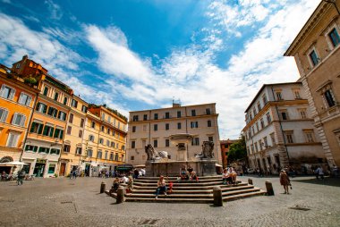 Piazza 'daki çeşme, Trastevere' deki Santa Maria Kilisesi, Trastevere 'deki Santa Maria Kilisesi, Trastevere, Roma, Lazio, İtalya.