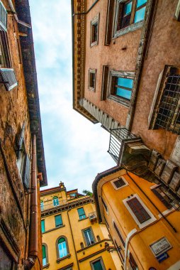 Mayıs 2021 'de Trastevere' deki eski, rahat sokaklar, Roma, İtalya. Roma 'nın Trastevere Mahallesi, Tiber' in batı kıyısında, Roma şehrinin mimarisi ve simgesi, Lazio, Avrupa