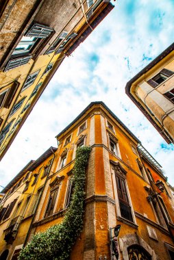 Mayıs 2021 'de Trastevere' deki eski, rahat sokaklar, Roma, İtalya. Roma 'nın Trastevere Mahallesi, Tiber' in batı kıyısında, Roma şehrinin mimarisi ve simgesi, Lazio, Avrupa