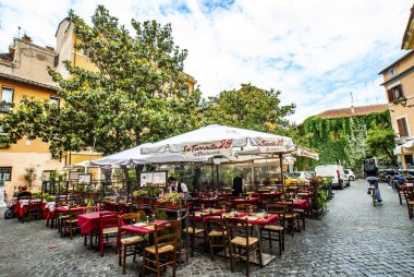 Mayıs 2021 'de Trastevere' deki eski, rahat sokaklar, Roma, İtalya. Roma 'nın Trastevere Mahallesi, Tiber' in batı kıyısında, Roma şehrinin mimarisi ve simgesi, Lazio, Avrupa
