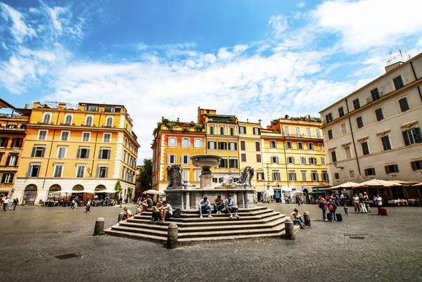 Piazza 'daki çeşme, Trastevere' deki Santa Maria Kilisesi, Trastevere 'deki Santa Maria Kilisesi, Trastevere, Roma, Lazio, İtalya.