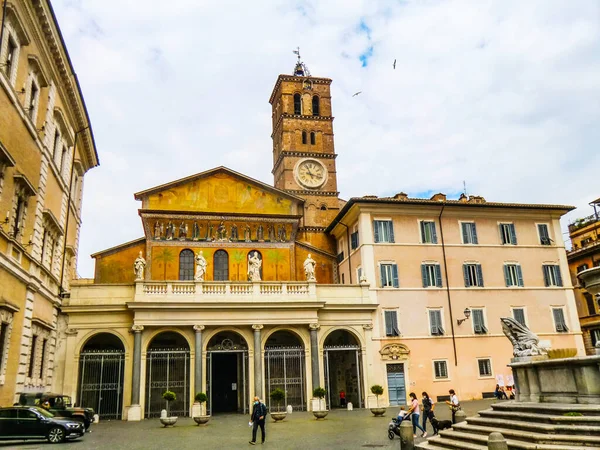 Trastevere 'deki Santa Maria Basilikası' nın ön cephesinde Roma 'nın en eski kiliselerinden biri olan Meryem ve Çocuk' u tasvir eden 12. yüzyıl mozaikleri. Trastevere Bölgesi, Roma, İtalya.