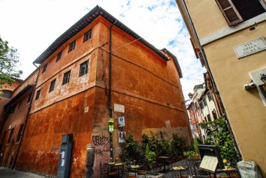 Mayıs 2021 'de Trastevere' deki eski, rahat sokaklar, Roma, İtalya. Roma 'nın Trastevere Mahallesi, Tiber' in batı kıyısında, Roma şehrinin mimarisi ve simgesi, Lazio, Avrupa
