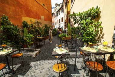 Mayıs 2021 'de Trastevere' deki eski, rahat sokaklar, Roma, İtalya. Roma 'nın Trastevere Mahallesi, Tiber' in batı kıyısında, Roma şehrinin mimarisi ve simgesi, Lazio, Avrupa