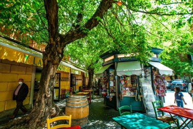 Mayıs 2021 'de Trastevere' deki eski rahat sokaklardaki gazete büfesi, Roma, İtalya. Roma 'nın Trastevere Mahallesi, Tiber' in batı kıyısında, Roma şehrinin mimarisi ve simgesi, Lazio, Avrupa