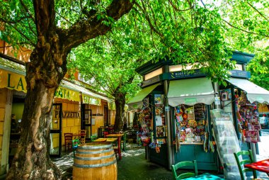 Mayıs 2021 'de Trastevere' deki eski rahat sokaklardaki gazete büfesi, Roma, İtalya. Roma 'nın Trastevere Mahallesi, Tiber' in batı kıyısında, Roma şehrinin mimarisi ve simgesi, Lazio, Avrupa