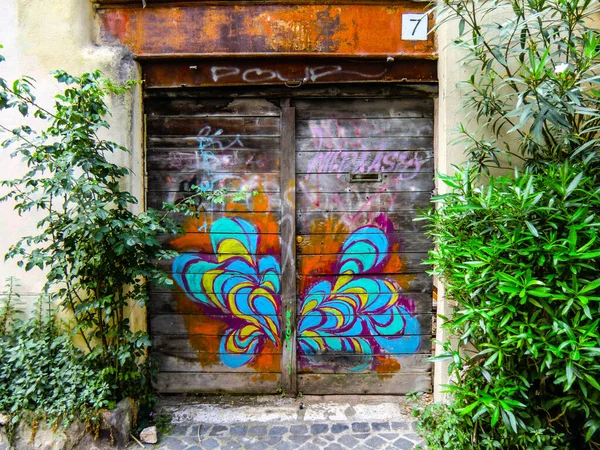 Obras Arte Callejero Una Vieja Puerta Madera Acogedoras Calles Antiguas — Foto de Stock