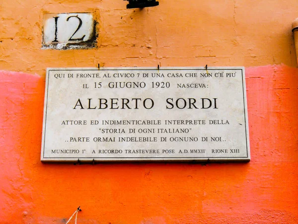 Aktör ALBERTO SORDI 'nin Roma' da doğduğu Trastevere caddesinde bir plaket. Yaklaşık 200 filmi olan İtalyan sinemasının en önemli aktörleri arasında Trastevere Bölgesi, Roma, İtalya, Avrupa