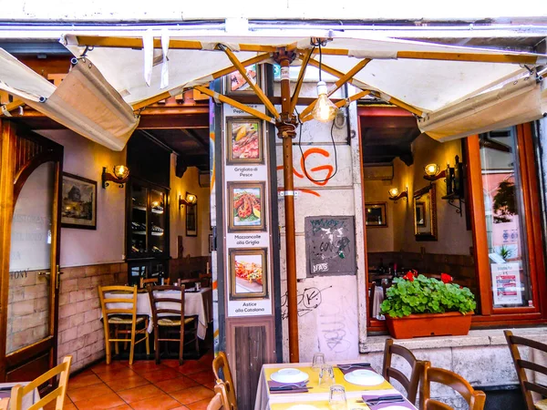 Restaurante Típico Ruas Antigas Acolhedoras Trastevere Maio 2021 Roma Itália — Fotografia de Stock