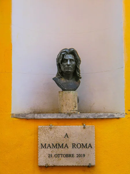 Trastevere ilçesi Via della Pelliccia 'da ünlü aktris Anna Magnani' nin (Roma 1908-Roma 1973) büstü bulunmaktadır. 2019 yılında inşa edilmiş ve heykeltıraş Gianluca Bagliani 'nin eseridir. Baskının altında bir plaket var.