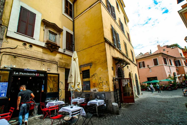 Vieilles Rues Confortables Dans Trastevere Mai 2021 Rome Italie Trastevere Photos De Stock Libres De Droits