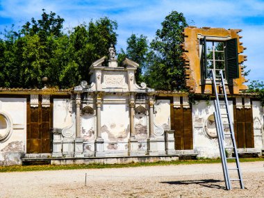 Sanatçı Leandro Ehrlich, eserleri Pencere ve Merdiven Citta Eterna ile birlikte 2021 doğasına, Villa Borgese Gardens, 13 Haziran 2021, Roma, İtalya, Avrupa