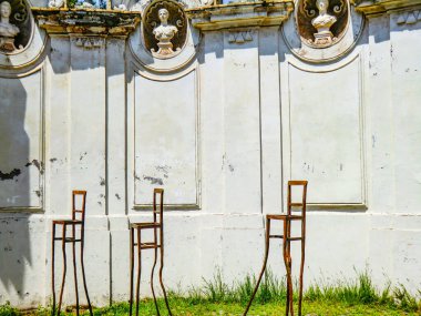 İtalyan sanatçı Giuseppe Gallo, Eroi (kahramanlar) adlı eseriyle birlikte 2021 doğasına, Villa Borgese Gardens, 13 Haziran 2021, Roma, İtalya, Avrupa