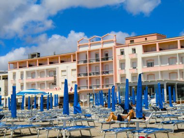 Platamona 'da bir otel Sardinya' nın batı kıyısındaki plajın önünde, Sardunya Adası, Sassari Bölgesi, İtalya, Avrupa