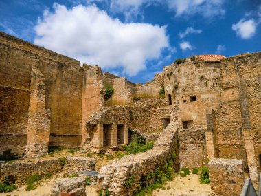 Alghero, San Giacomo Tour, tarihi eski kasaba manzarası, Yaz 2021, ilk kez 1100 yılında Cenevizliler tarafından güçlendirilmiş, 1300 'lerde Katalanlar tarafından ele geçirilmiş, Sardunya, Sassari Eyaleti, İtalya, Avrupa