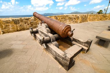 Alghero, Marco Polo Savunma Kalkanı, Rıhtıma bakan orta çağ topu, Sardunya Adası, İtalya, Avrupa