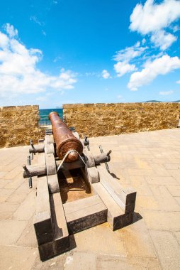Alghero, Marco Polo Savunma Kalkanı, Rıhtıma bakan orta çağ topu, Sardunya Adası, İtalya, Avrupa