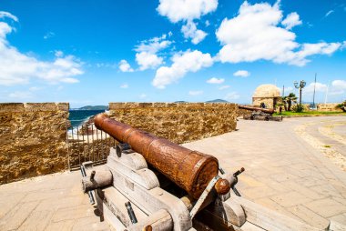 Alghero, Marco Polo Savunma Kalkanı, Rıhtıma bakan orta çağ topu, Sardunya Adası, İtalya, Avrupa