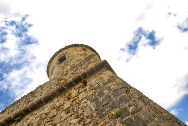 Alghero, San Giacomo Tour, tarihi eski kasaba manzarası, Yaz 2021, ilk kez 1100 yılında Cenevizliler tarafından güçlendirilmiş, 1300 'lerde Katalanlar tarafından ele geçirilmiş, Sardunya, Sassari Eyaleti, İtalya, Avrupa