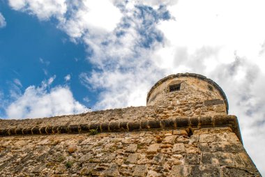 Alghero, San Giacomo Tour, tarihi eski kasaba manzarası, Yaz 2021, ilk kez 1100 yılında Cenevizliler tarafından güçlendirilmiş, 1300 'lerde Katalanlar tarafından ele geçirilmiş, Sardunya, Sassari Eyaleti, İtalya, Avrupa
