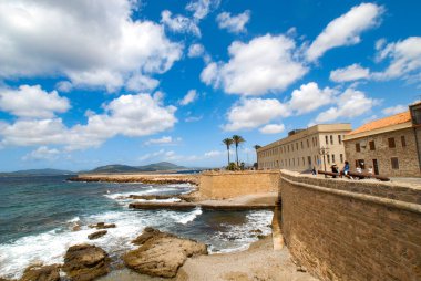 Alghero, San Giacomo Tour, tarihi eski kasaba manzarası, Yaz 2021, ilk kez 1100 yılında Cenevizliler tarafından güçlendirilmiş, 1300 'lerde Katalanlar tarafından ele geçirilmiş, Sardunya, Sassari Eyaleti, İtalya, Avrupa