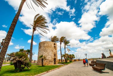 Alghero, San Giacomo Tour, tarihi eski kasaba manzarası, Yaz 2021, ilk kez 1100 yılında Cenevizliler tarafından güçlendirilmiş, 1300 'lerde Katalanlar tarafından ele geçirilmiş, Sardunya, Sassari Eyaleti, İtalya, Avrupa