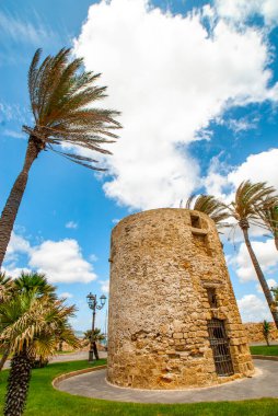 Alghero, San Giacomo Tour, tarihi eski kasaba manzarası, Yaz 2021, ilk kez 1100 yılında Cenevizliler tarafından güçlendirilmiş, 1300 'lerde Katalanlar tarafından ele geçirilmiş, Sardunya, Sassari Eyaleti, İtalya, Avrupa