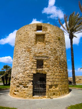 Alghero, San Giacomo Tour, tarihi eski kasaba manzarası, Yaz 2021, ilk kez 1100 yılında Cenevizliler tarafından güçlendirilmiş, 1300 'lerde Katalanlar tarafından ele geçirilmiş, Sardunya, Sassari Eyaleti, İtalya, Avrupa