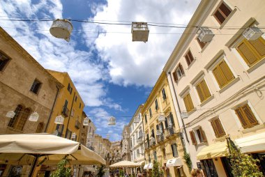 2021 yazının renkli manzarası Alghero eski kasaba bölgesi ve dar sokakları, Alghero Körfezi, Sardunya Adası, İtalya, Avrupa