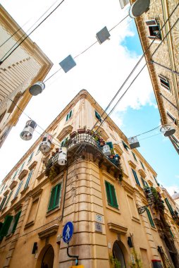 2021 yazının renkli manzarası Alghero eski kasaba bölgesi ve dar sokakları, Alghero Körfezi, Sardunya Adası, İtalya, Avrupa