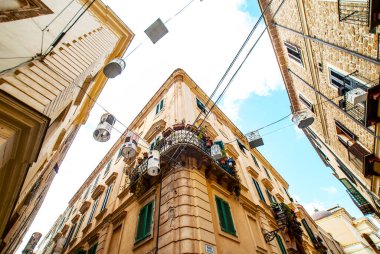 2021 yazının renkli manzarası Alghero eski kasaba bölgesi ve dar sokakları, Alghero Körfezi, Sardunya Adası, İtalya, Avrupa