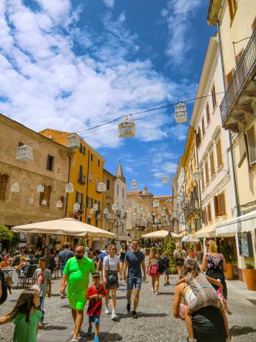 Yaz manzarası 2021 Alghero eski kasaba bölgesi ve dar sokakları, Alghero Körfezi, Sardunya Adası, İtalya, Avrupa