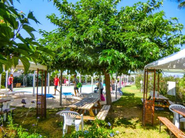 2021 yazında Olmedo 'daki yüzme havuzunda bahçe ve havuz, Sassari, Sardunya, İtalya