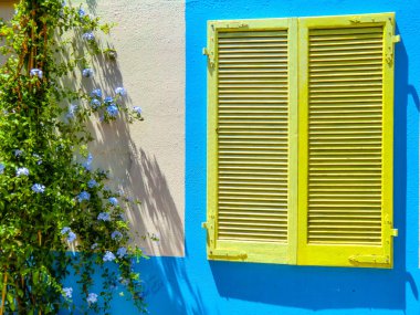 Olmedo 'daki yüzme havuzu merkezindeki restoran pizzacısının renkli kapı ve pencereleri, 2021 yazı, Sassari, Sardunya, İtalya