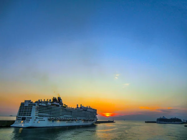 Günbatımında Civitavecchia limanına varan yolcu gemisi, Lazio, Roma, İtalya, Avrupa
