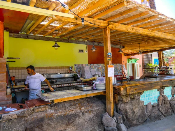 Εστιατόριο Πιτσαρία Μέσα Στο Κέντρο Της Πισίνας Στο Olmedo Καλοκαίρι — Φωτογραφία Αρχείου