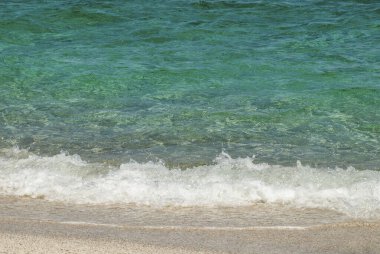 Ağustos 2021 'de Ezzi Mannu' daki zümrüt deniz ve beyaz kumsal, Pazzona plajı, Sardunya, İtalya, Avrupa