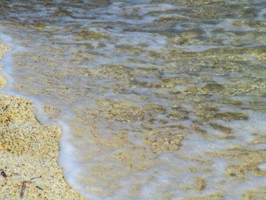 Ağustos 2021 'de Ezzi Mannu' da şeffaf zümrüt deniz ve beyaz kum plajı, Pazthe Sahili, Sardunya, İtalya, Avrupa