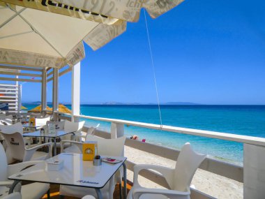 Ağustos 2021 'de Ezzi Mannu' da zümrüt deniz ve beyaz kumsalın önünde bir bar, Pazzona plajı, Sardunya, İtalya, Avrupa