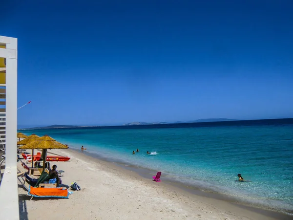 Άνθρωποι Μπροστά Από Σμαραγδένια Θάλασσα Και Λευκή Άμμο Παραλία Στο — Φωτογραφία Αρχείου