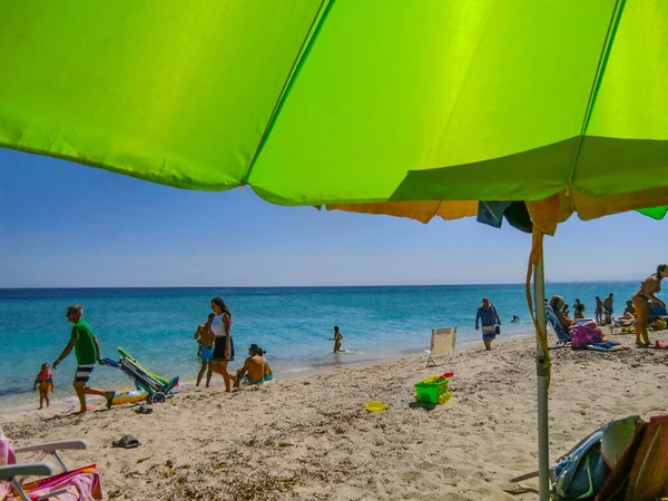 Personas Bronceándose Frente Mar Esmeralda Playa Arena Blanca Ezzi Mannu —  Fotos de Stock