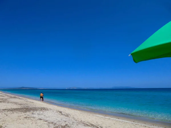 Νεαρό Ζευγάρι Μπροστά Από Σμαραγδένια Θάλασσα Και Λευκή Άμμο Παραλία — Φωτογραφία Αρχείου