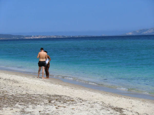Młoda Para Przed Szmaragdową Plażą Morską Białym Piaskiem Ezzi Mannu — Zdjęcie stockowe